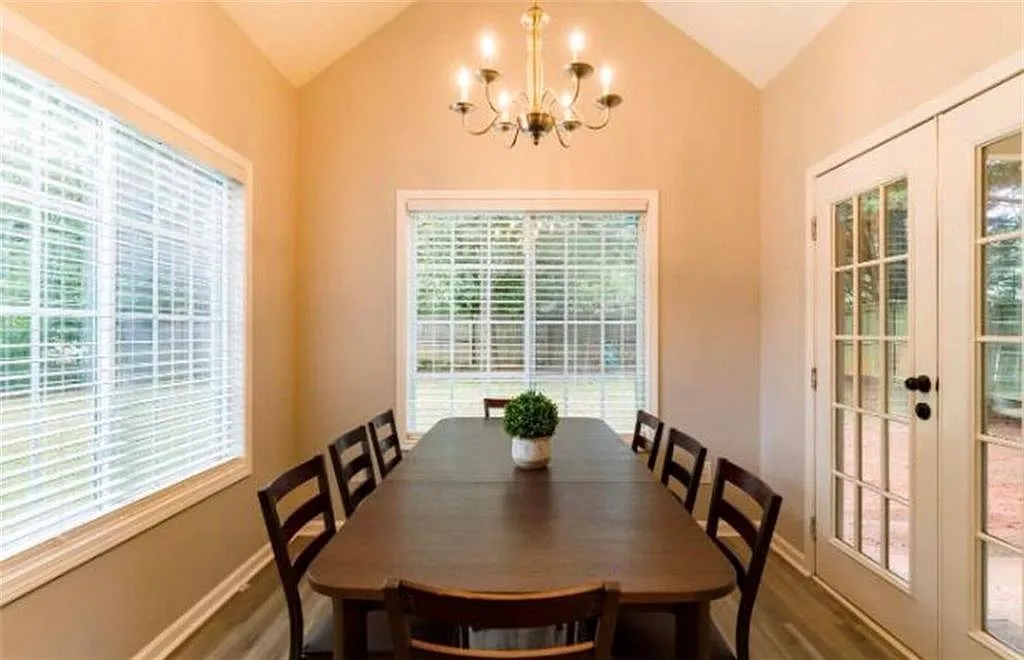 4 bed, 2.0 bath, 2405 sqft, $2,400 — Photo 4