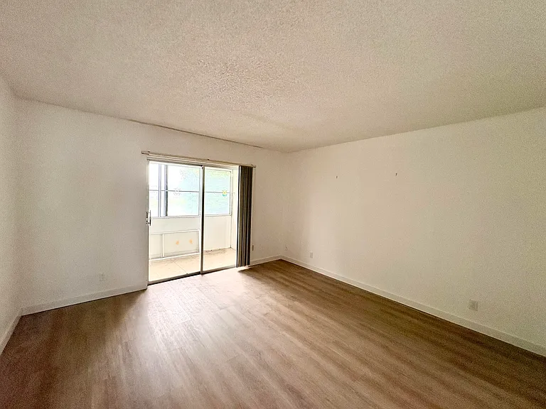 163 Somerset Cres #H — Photo 12