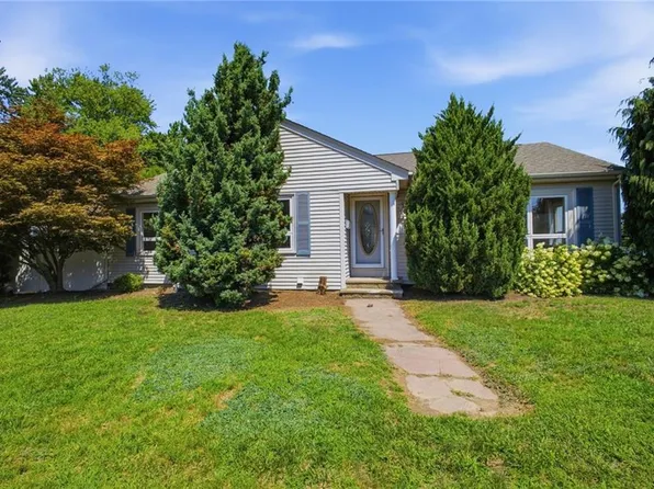 95 Uxbridge St, Cranston, RI 02920