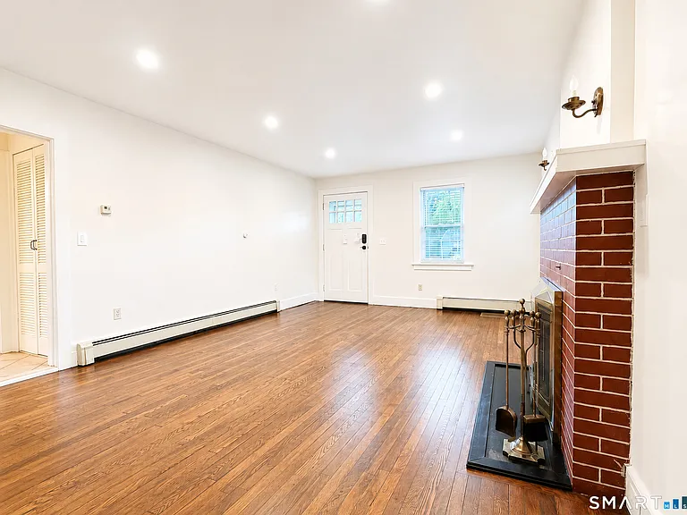 291 Strawberry Hill Ave — Photo 5