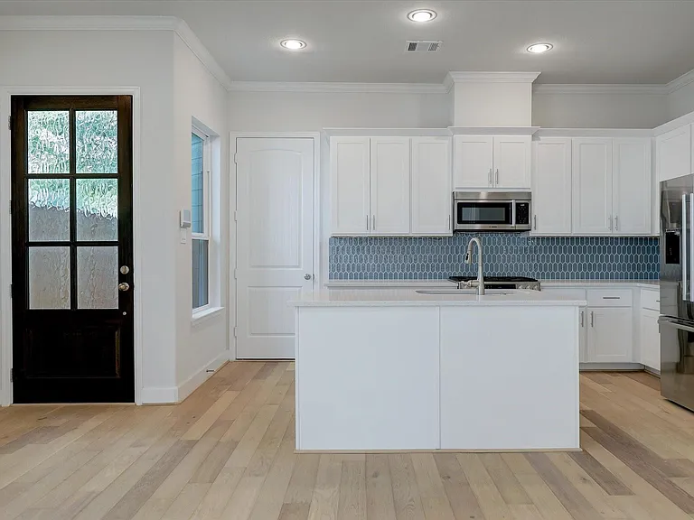 945 Wakefield Dr — Photo 4