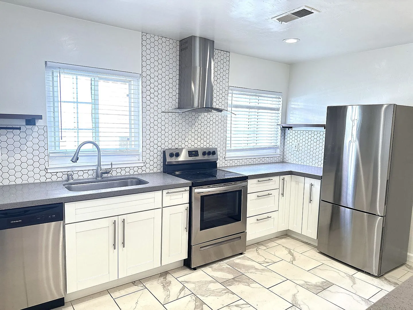 2125 Santa Clara Ave — Photo 2