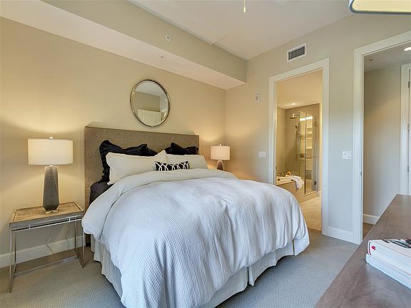 Large bedroom with direct access to the bathroom
