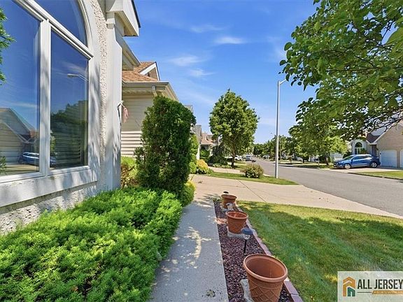 5th image of 41 Sherwood Dr