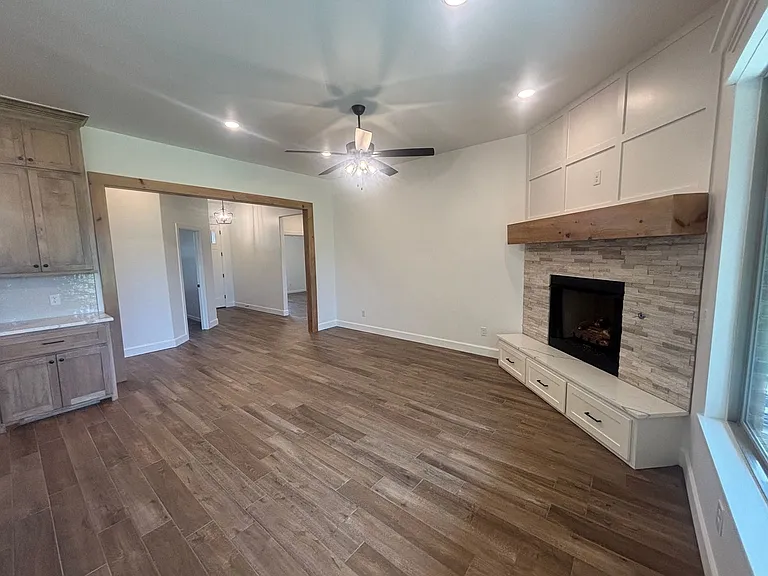 1900 Inglenook Dr — Photo 2