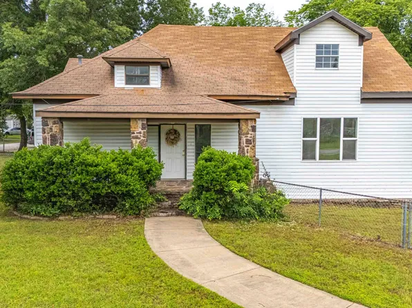 201 N Cherokee St, Grove, OK 74344