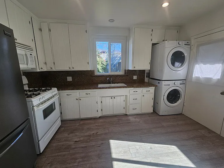 3023-3025 Community Ave — Photo 9