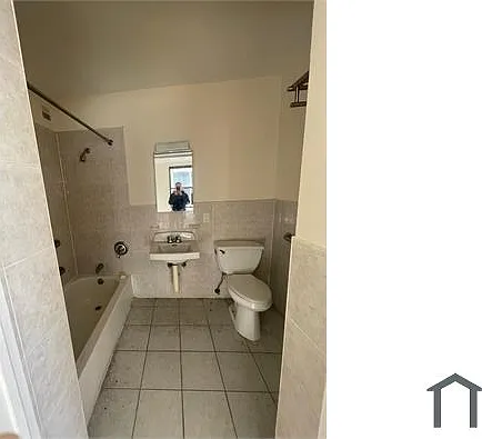 Studio, 430 sqft, $2,572 — Photo 2
