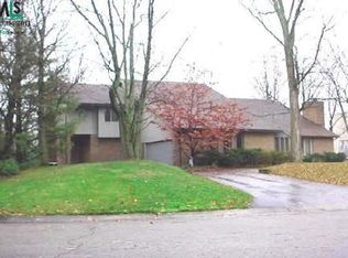 4027 Fox Lake Dr W, Bloomfield Hills, MI 48302