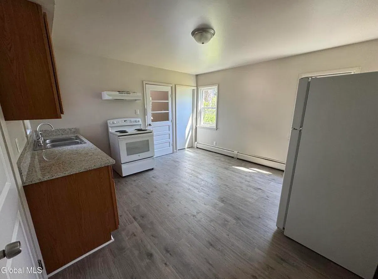 3 bed, 1000 sqft, $1,600 — Photo 3