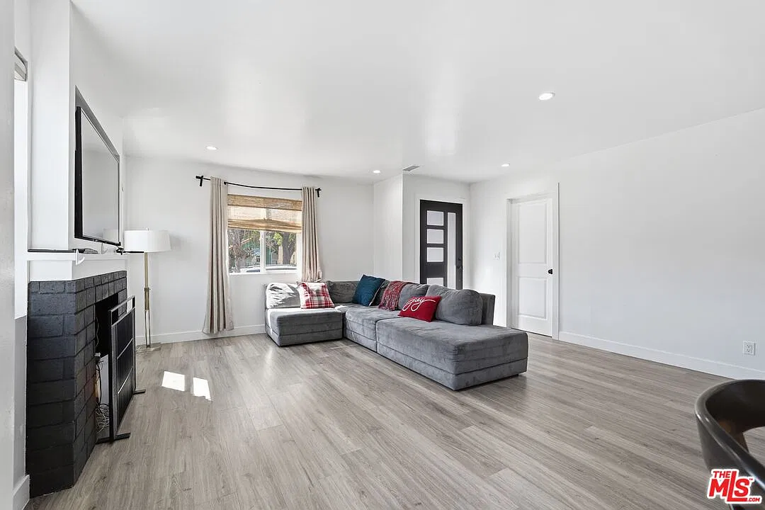 4 bed, 2.0 bath, 1969 sqft, $5,900 — Photo 4