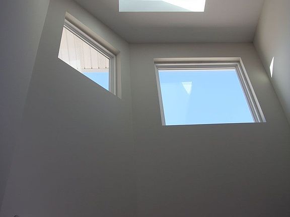 High Ceiling Livingroom w/ Skylight