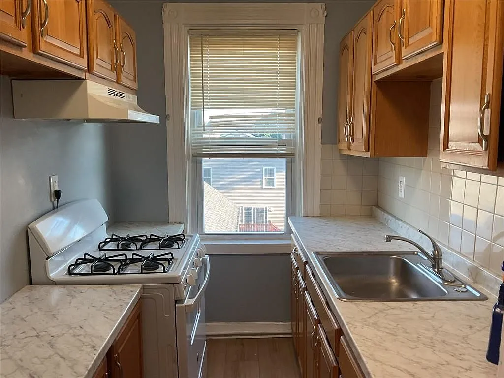 3 bed, 1.0 bath, 1064 sqft, $1,800 — Photo 3