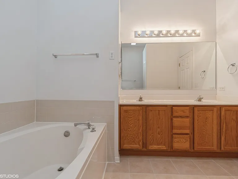 593 Prestwick Ln — Photo 12