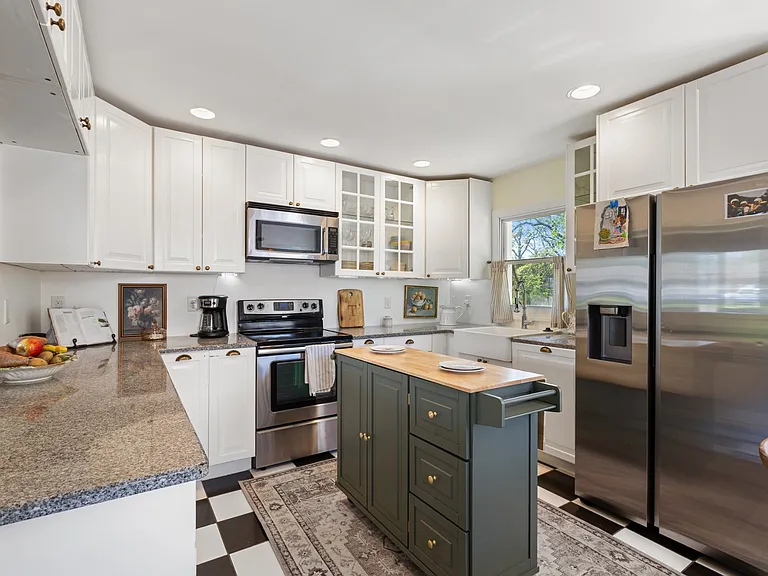 412 Roberts St — Photo 3