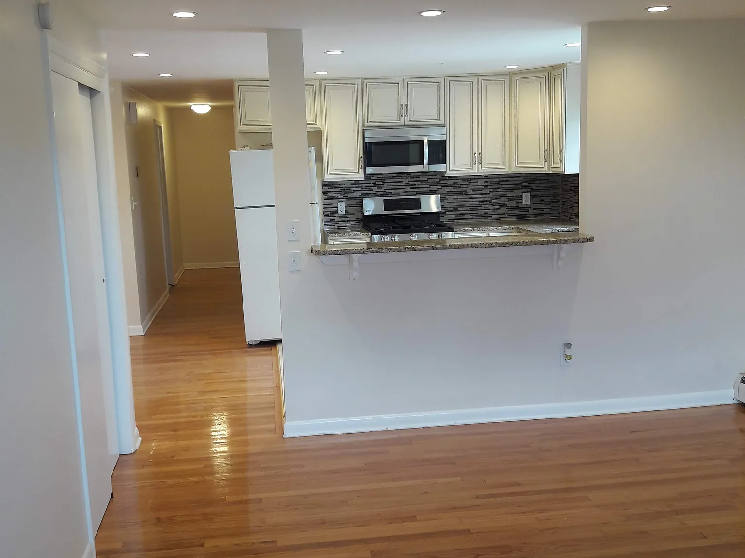 2 bed, 1000 sqft, $1,700 — Photo 3