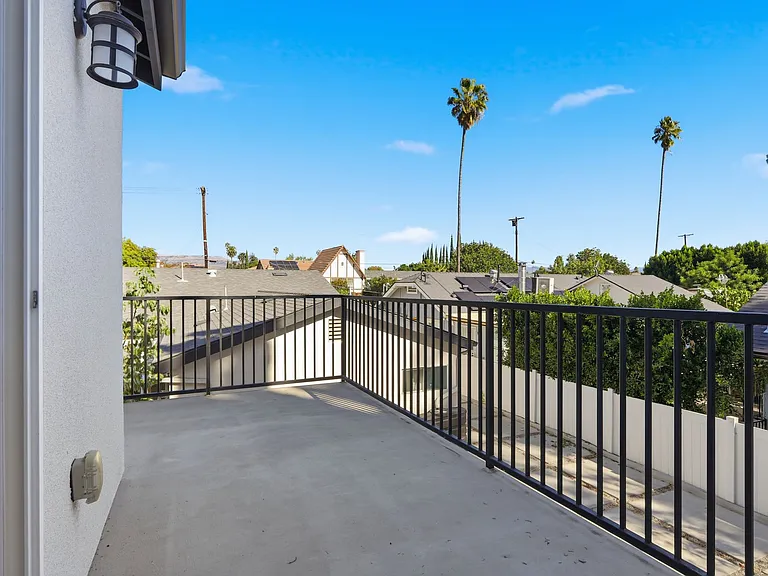 20220 Stagg St — Photo 13