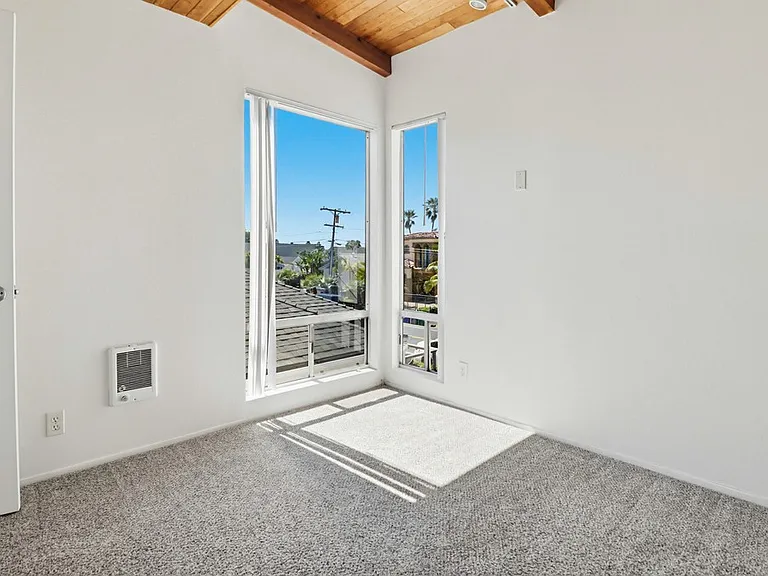 3731 Riviera Dr — Photo 12
