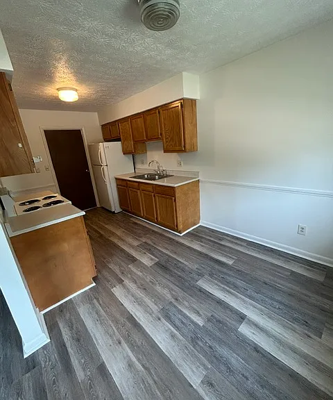 501 W Silver St #B — Photo 9