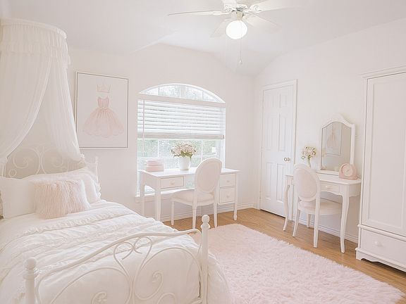 5th image of 2222 Spruce Cir