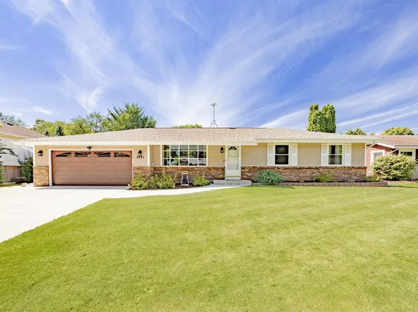 2221 N Sumac Dr, Janesville, WI 53545
