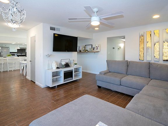3rd image of 952 N 85th Pl