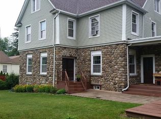 9 Levitsky Ct, Chestnut Ridge, NY 10977