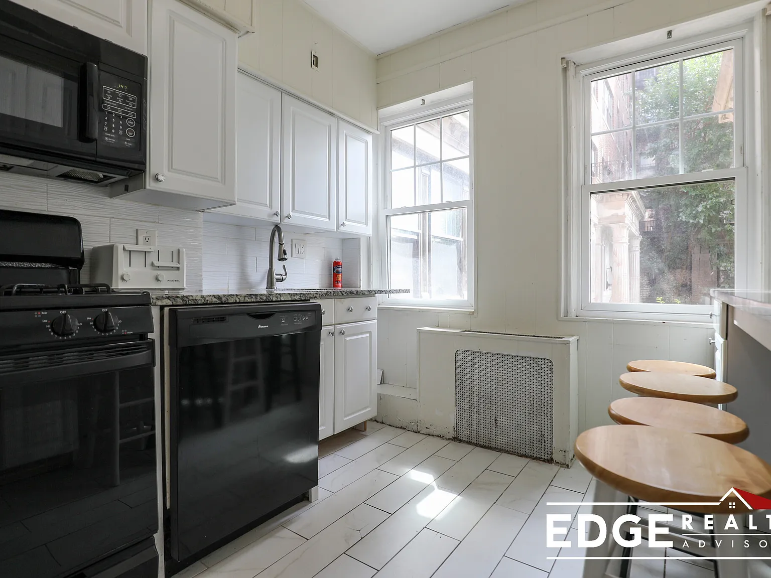3 bed, 935 sqft, $3,300 — Photo 2
