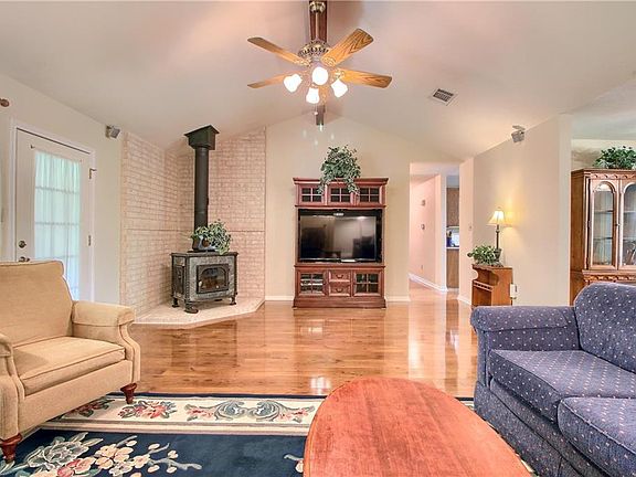 5th image of 418 Leisure Ln