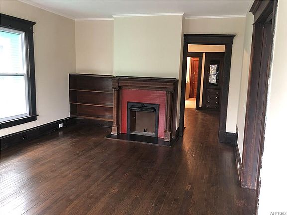 4th image of 136 Oxford Ave