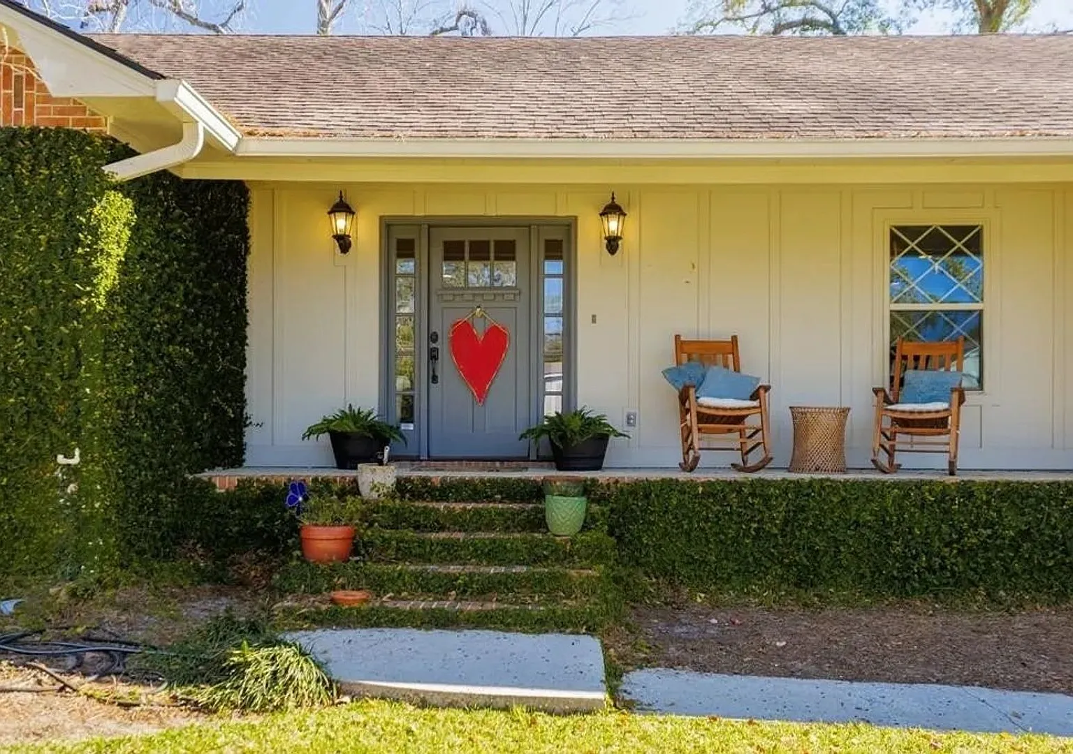 Stunning & Spacious 3-BR Home with Sunroom & Bonus Room in Valdosta! — Photo 1