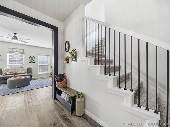 4th image of 215 W 52nd St