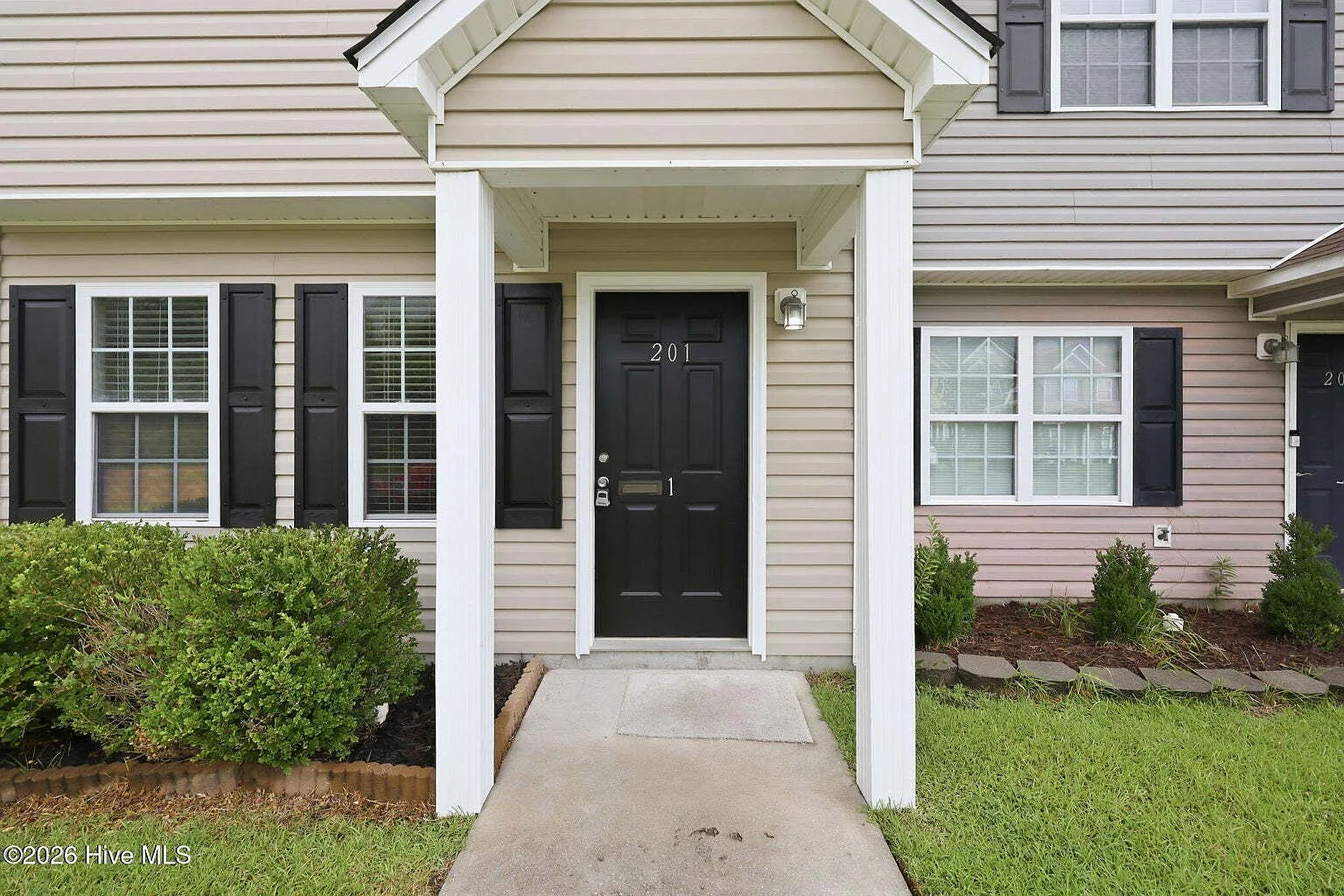2 bed, 2.5 bath, 1307 sqft, $1,375 — Photo 2