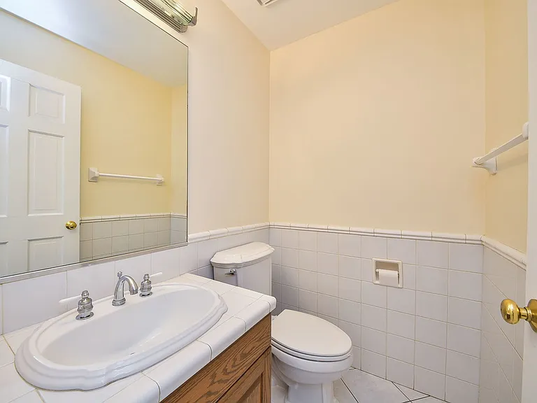 339 Windsor Dr — Photo 16