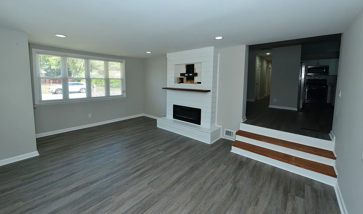Building Photo - 705 Warfield Dr