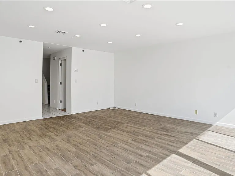 100 Cuttermill Rd #4M — Photo 7