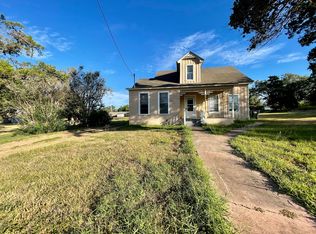 827 E Main St, Yorktown, TX 78164