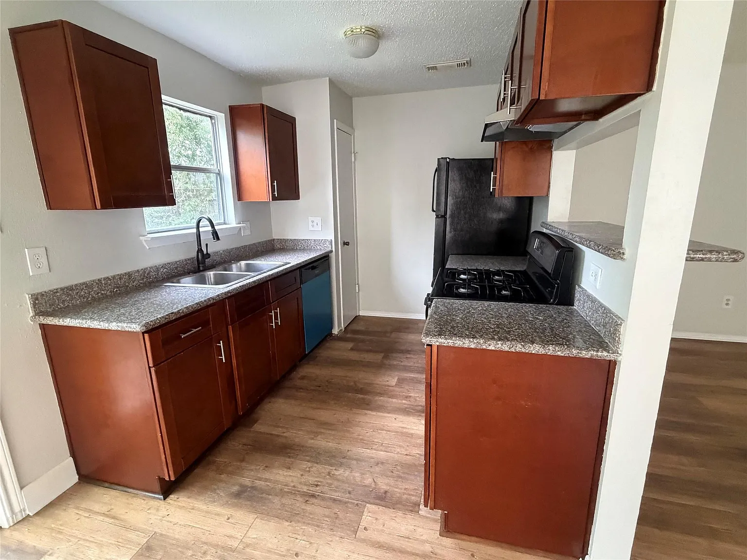 2 bed, 1.0 bath, 820 sqft, $1,650 — Photo 3