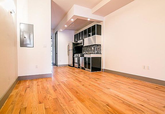 3rd image of 218 Stanhope St APT 1L