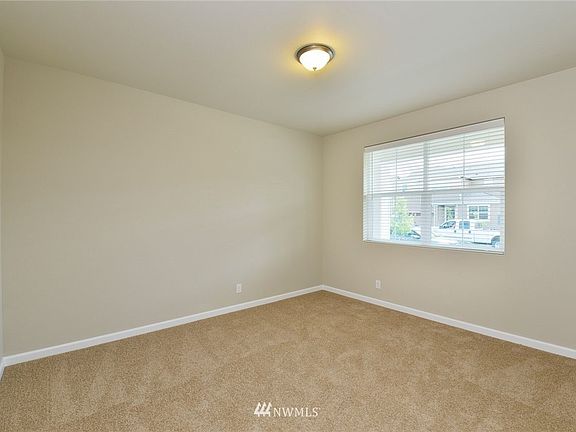 5th image of 574 Carrie Dr E