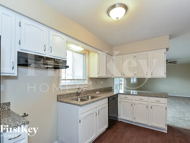 990 Chelsea Ln — Photo 8