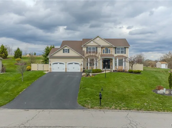 3719 Pegasus Cir, Syracuse, NY 13209