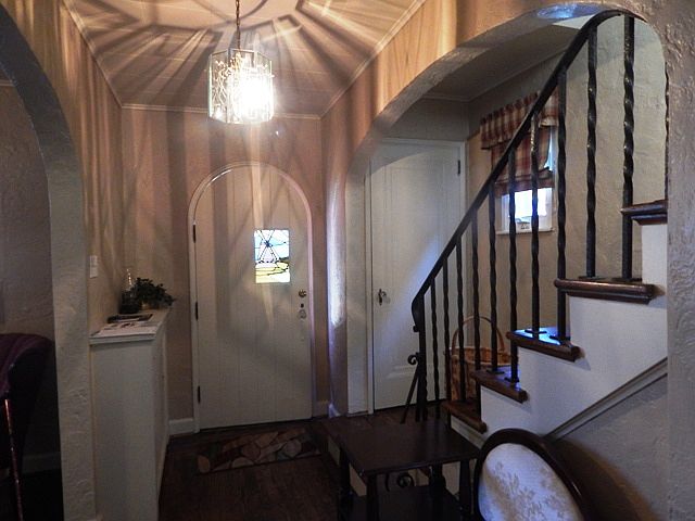 Entry w/hardwood flrs