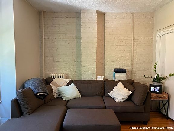3rd image of 17 Dartmouth Pl #2