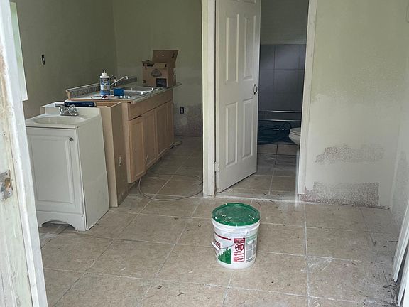 2nd image of 1149 Davis St #B