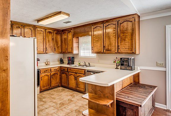 5th image of 3175 Lindenwood Dr
