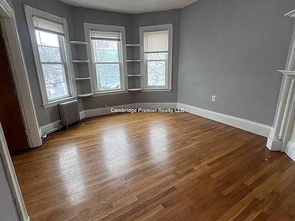 3rd image of 472 Putnam Ave #2