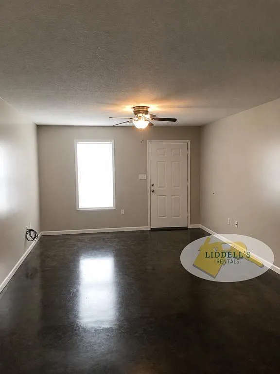 614 W Hunt St — Photo 2