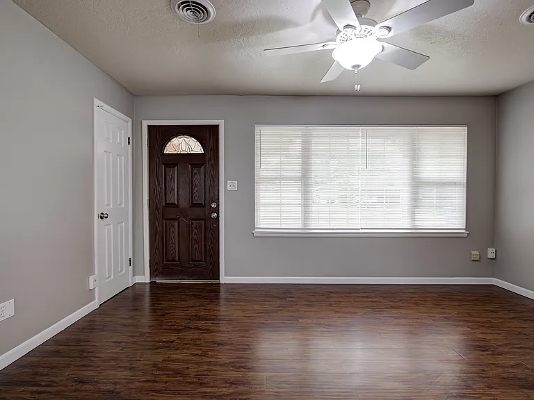 1208 Avondale Dr — Photo 4