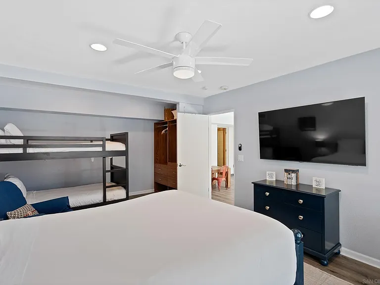 645 Loring St — Photo 25